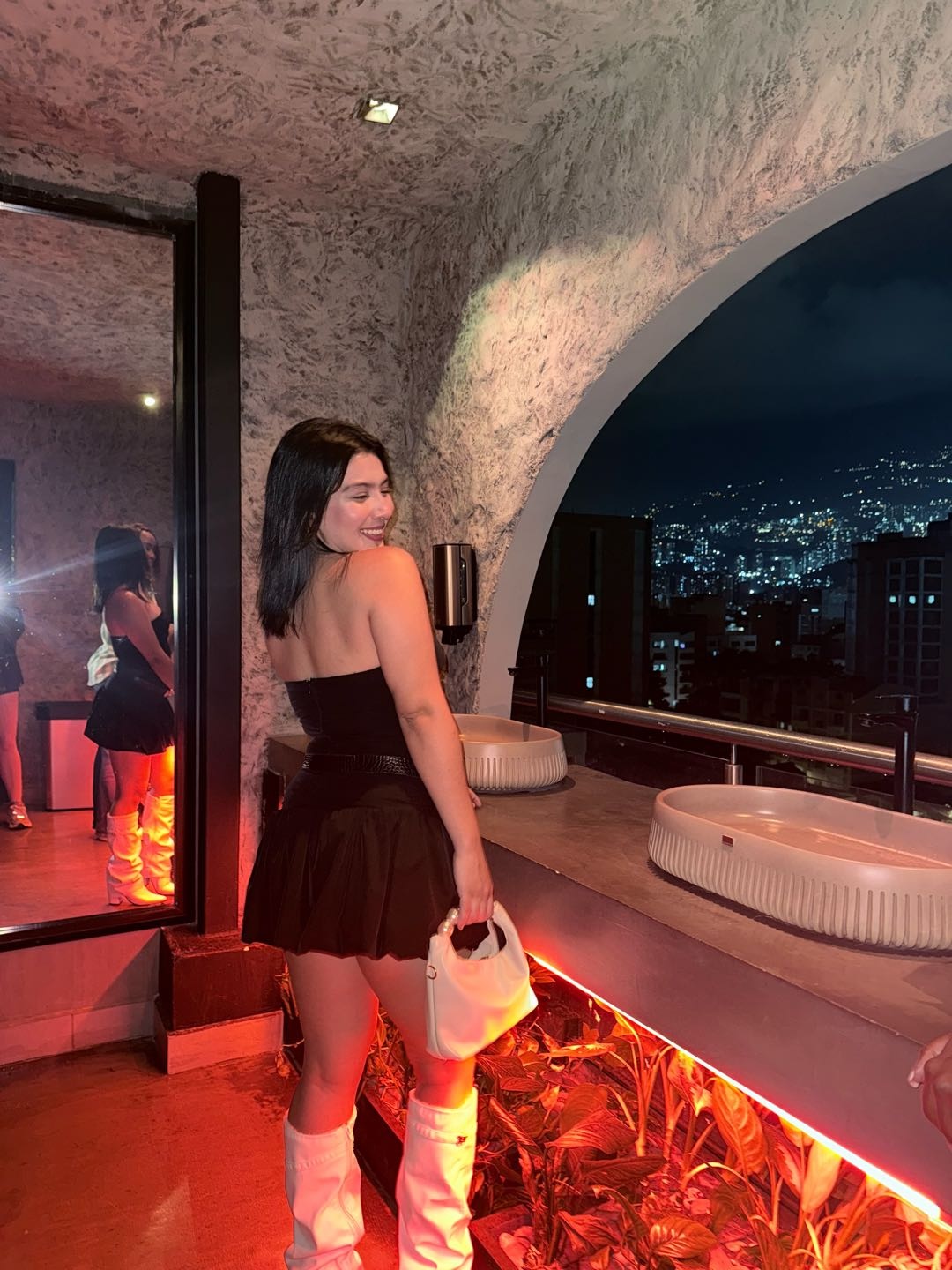 Samanta from Colombia, an adult host you can meet in a private, moderated 1v1 chat on 321SexChat